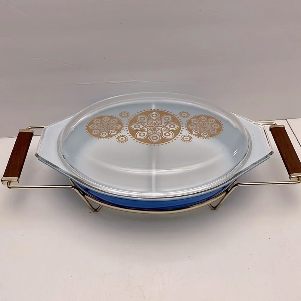 Pyrex Blue Oval Divided 1 1/2 Quart Casserole Dish Gold Medallion Lid Holder